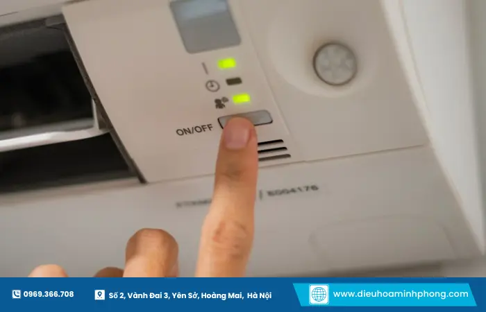Nút bật thủ công trên dàn lạnh điều hòa Fujiaire khi không có remote